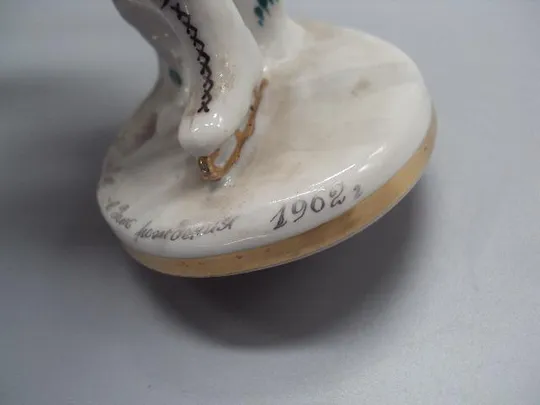 Фигура фарфор статуэтка ЛФЗ фигуристка девочка завязывает коньки высота 22 см №14512 Де купити