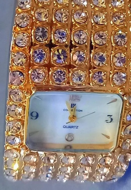 Красивый и редкий браслет с часами,часы работают, камни-стразы искрятся и играют vq378 Характеристики