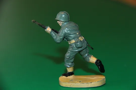 Купити ПІХОТИНЕЦЬ ЩО БІЖИТЬ З КАРАБІНОМ АМЕРИКАНЕЦЬ солдат польша  ПОЛЬЩА  54мм РІДКІСНА ФІГУРКА