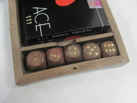 Дерев&#039;яна коробка для карток, інкрустована латунними тузами та кубиками, покерні карти та дерев&#039;яні кубики (20) Продаж