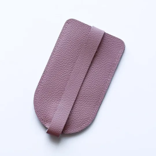 Ключниця з рухомим тримачем ключів на кнопці рожева з перфорацією. З аукціону