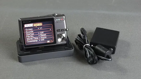 Купити Цифровой фотоаппарат Casio Exilim EX-2700 7.2Mpix Exilim Optical 3х 6.2-18.6мм + докстанция Вживане