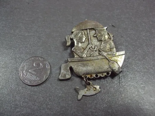 знак брошка лодочка свидание моряк девушка зонтик №1815 Ціна