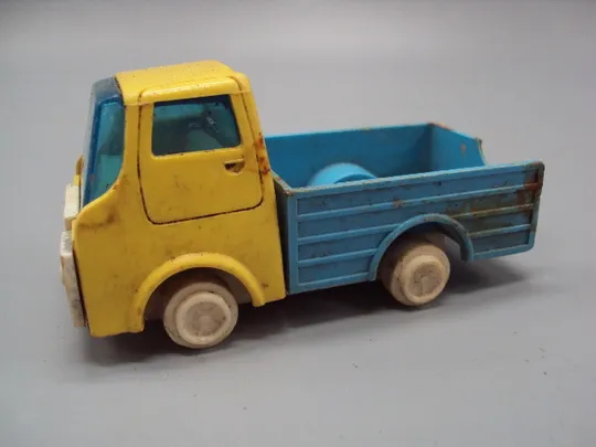 Модель машинка грузовик ДЗИ игрушка автомобиль ссср донецкая фабрика игрушек 5,1х10,3 см №15597 Характеристики