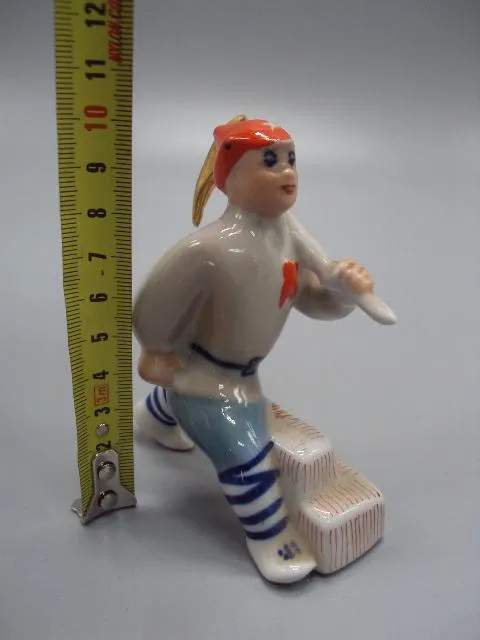 Фигура фарфор статуэтка Коростень субботник Буденовец с киркой революция 9,8 см под реставрацию №297 З аукціону