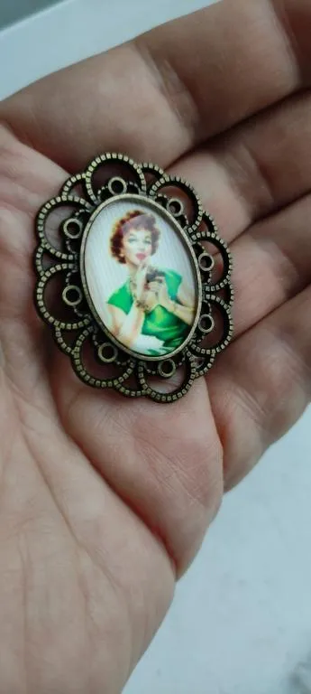 Старинная винтажная  брошь в стиле пин ап девушка красит губы pn265 Де купити