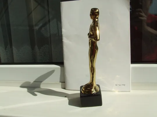 Керамика статуэтка Оскар в позолоте раз. 26 х 9 см. 2010 . гг. Інтернет-аукціон