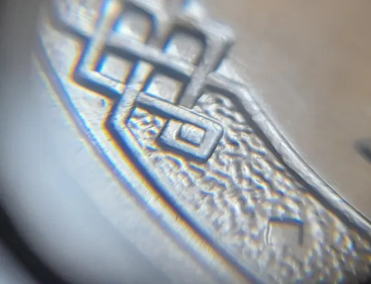 (7220) 2 гривні 2023 гарні викрошки на аверсі (2 гривны 2023 брак) Продаж