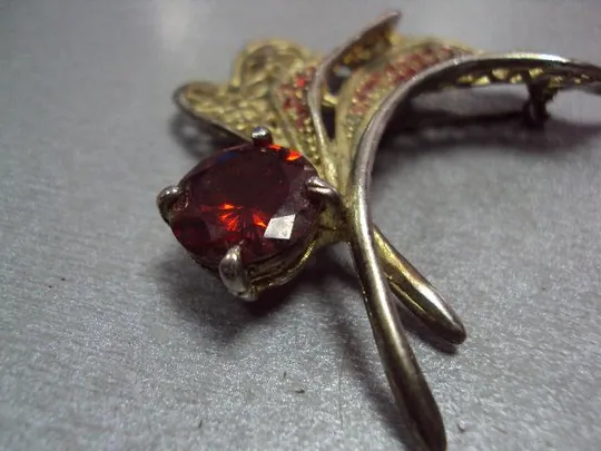 Бижутерия брошка листья брошь цветок с листочками с красными вставками размер 5,9х6,6 см №13469 Де купити