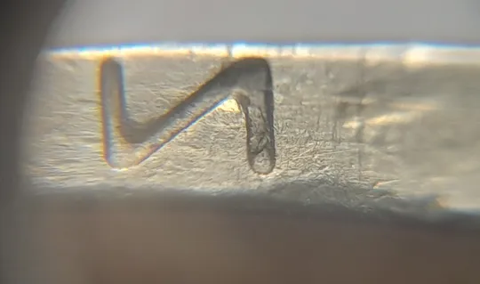 (6535) 1 гривня 2003 викрошка в букві "И" слова "ГРИВНЯ" на гурті (1 гривна 2003 брак викрошка) Ціна