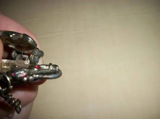 1. Брелок Таиланд Слоненок , с секретом . 2. Брелок Египет Нифертити . 3. Брелок фиолет , для валют З аукціону