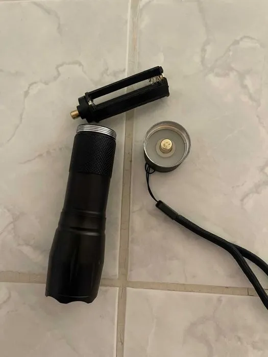 Компактний та легкий LED ліхтарик, якісні матеріали! Наявне ближнє та дальнє світло, гарно освітлює приміщення! З аукціону