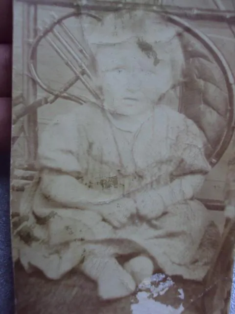 фотография девочка на кресле №1345 З аукціону