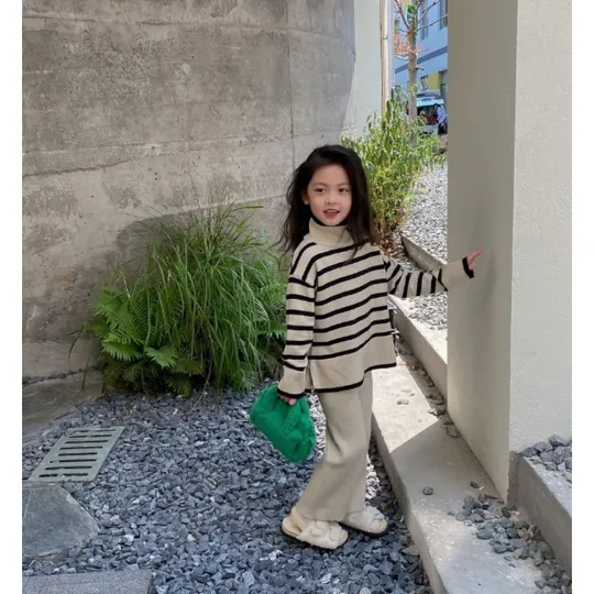 Купити Стильний костюмчик для дівчинки в'язаний