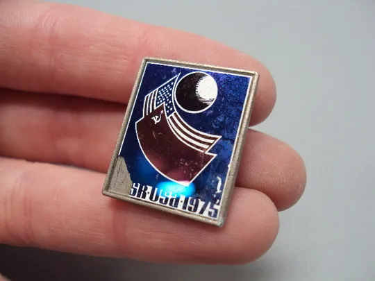 Знак космос флаги СССР и США стекло USSR 1975 USA Аполлон Полет кораблей партнеры ситалл №17322 Продаж