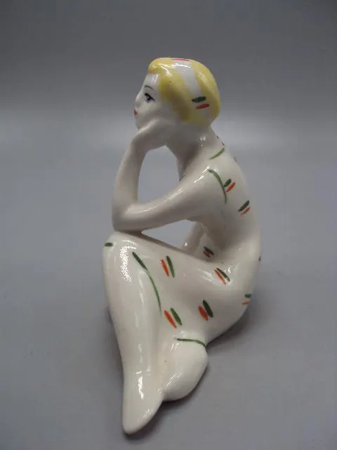 Фигура фарфор статуэтка Киев девушка сидит любуется высота 12,5 см №68 Продаж