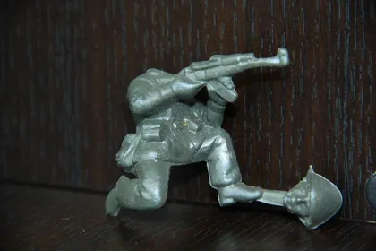 фото, солдат десантник армии ГДР 70 - 75мм резина РОЛИНГ