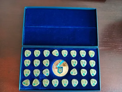 фото, Набор знаків (28 штук)+ медаль  в  рідній коробці ,НАЦІОНАЛЬНИЙ ОЛІМПІЙСЬКИЙ КОМІТЕТ УКРАЇНИ З ОЛІМПІАДИ В РІО- ДЕ- ЖАНЕЙРО ,2016