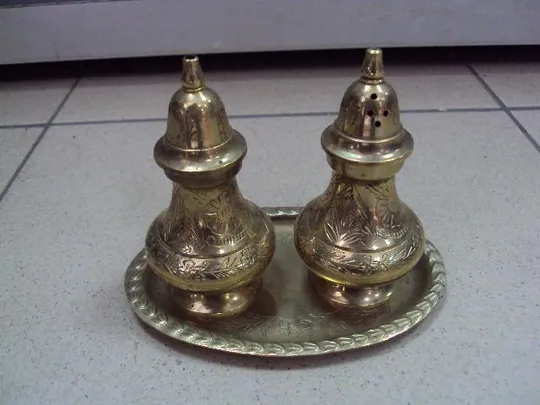 Спецовники набор для специй солонка перечница и поднос латунь Индия высота 10 см №11493 Ціна