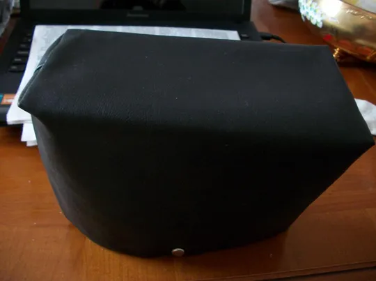 Купити Сумка СССР черная , кожзам 1970-х годов , размер 20х17х11-см, крепкая- надежно защелкивается .