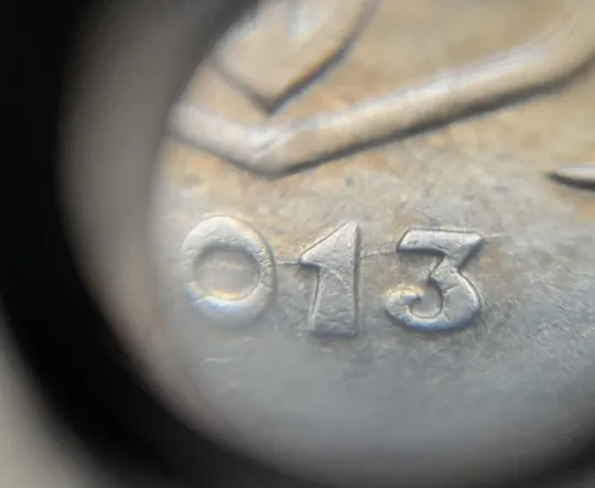 (6721гр) 25 копійок 2013 1ЕБм зминання, розколи, викрошки на реверсі та аверсі (25 копеек 2013 1ЕБм) Недорого