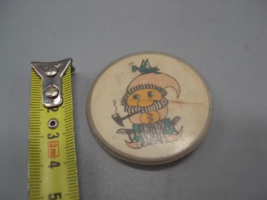 Знак детский круглый гном на пеньке курит люльку гномик и кузнечик №17040 Ціна