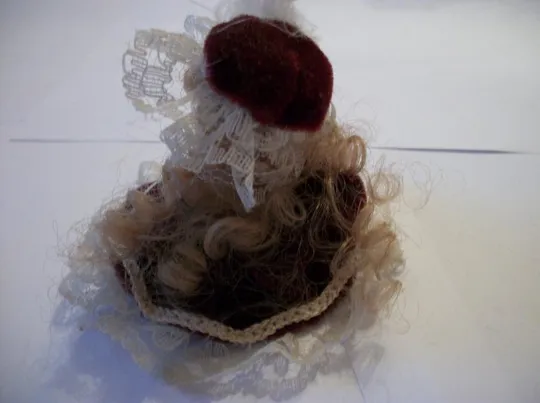 Кукла в платье . Высота 6-см . Внизу 10-см , очень красиво смотрится. Продаж