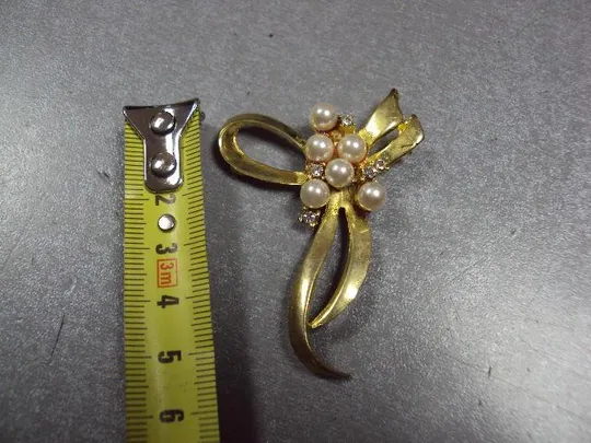 Купити Бижутерия брошка с бусинами брошь бантик размер 5,5 х 4 см (мягкий металл, нет заколки) №13372