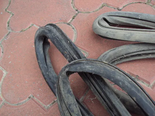 Резина уплотнитель стекла к автомобилю Нива 21210 тип. ВАЗ 1992 лот 2 шт №15908 Торговий майданчик