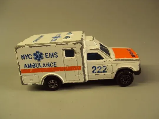машинка majorete ambulance 1/60 скорая помощь высота 3,5 см, длина 7,5 см №9506 Де купити