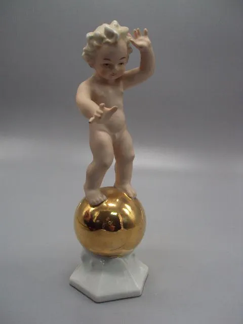Фигура фарфор статуэтка Германия путти мальчик ребенок на золотом шаре высота 20,5 см №14342 Інтернет-аукціон
