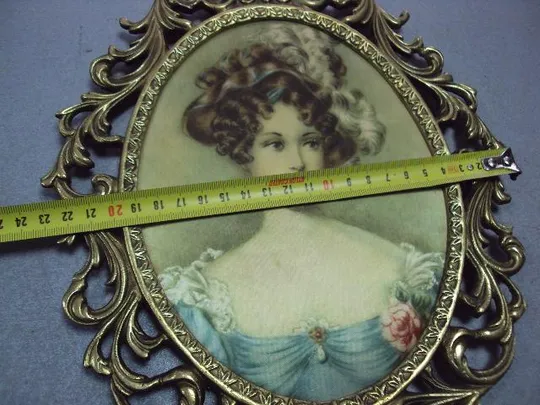 Настенное панно картина шелкография портрет дама девушка в рамке латунь 30,5х22,5см 20,7х15,8см №929 З аукціону