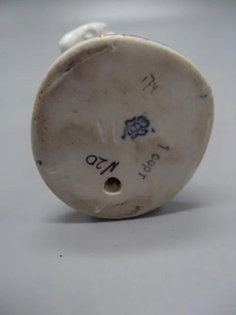 Фигура фарфор статуэтка ЛФЗ пионерка с голубями девочка с голубями высота 19,5 см 1 сорт №14508 Характеристики