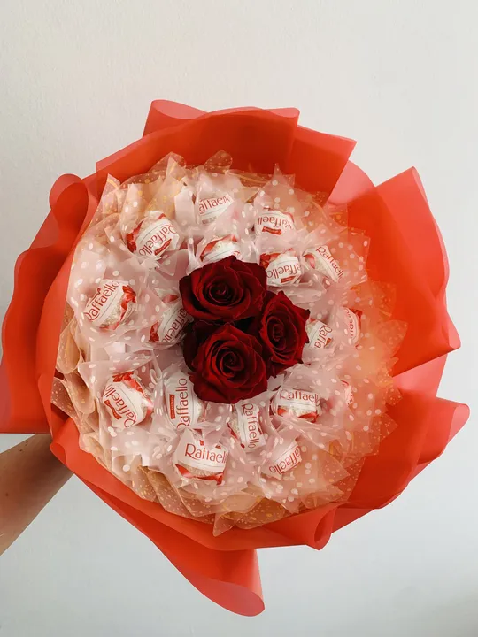 Букет з цукерок Raffaello Рафаелло (17 шт.)  і живих троянд (3 шт.) оригіннальний подарунок червоний Ціна