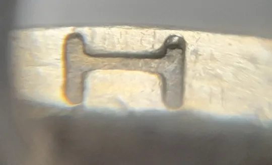 (5393) 1 гривня 2005 невелика викрошка у букві "Н" слова "ОДНА" на гурті (1 гривна 2005 брак) З аукціону