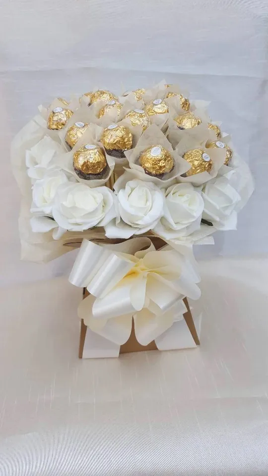Розкішний букет з цукерок Ferrero Rosher Ферреро (21 шт.) і живих троянд (17 шт.) подарунок білий Ціна