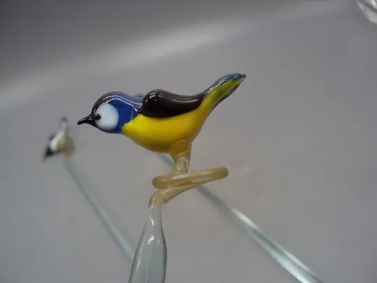 Интерьерные птички попугай, синичка и сорока на палочках стекло в вазу лот 3 шт 47 см и 45 см №13996 Інтернет-аукціон