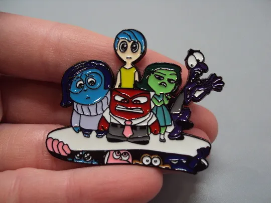 Значок пін мультфільм Головоломка Думками навиворіт Inside Out пульт управління знак брошка №18485 З аукціону