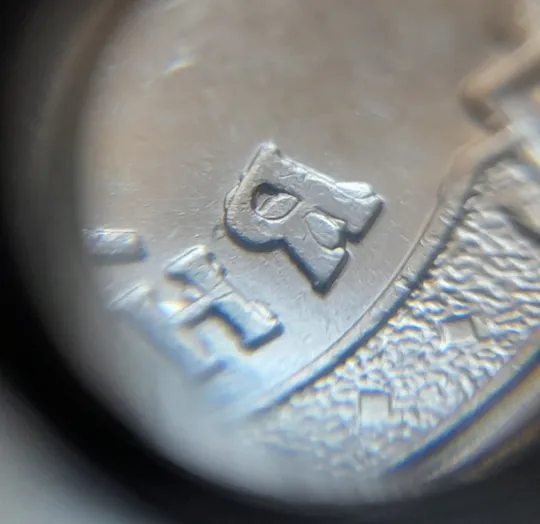 (7205) 1 гривня 2022 викрошки на аверсі, напливи металу на елементах зображення (1 гривна 2022 брак) З аукціону