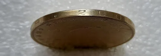 Купити (4717) 1 гривня 2006 різновид викрошки у цифрі "2" слова "2006" на гурті (1 гривна 2006 брак)