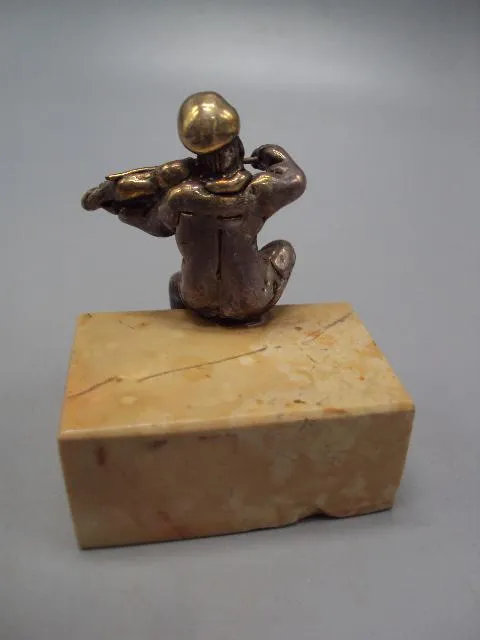 Фигура на подставке статуэтка еврей со скрипкой музыкант скрипач серебро 925 проба вес 108,17 №14363 З аукціону