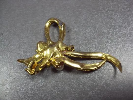 Бижутерия брошка с бусинами брошь бантик размер 5,5 х 4 см (мягкий металл, нет заколки) №13372 Недорого