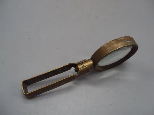Линза лупа увеличительное стекло латунь, остатки посеребрения длина 10,8 см, диаметр 4,4 см №3329 Характеристики