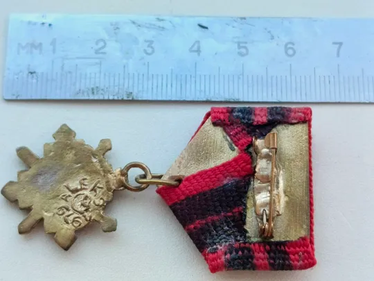 ЗОЛОТИЙ ХРЕСТ БОЙОВОЇ ЗАСЛУГИ У.П.А . ПЕРШОГО КЛАСУ З ДВОМА ЗІРКАМИ НА ЛЕНТІ Характеристики