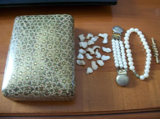 шкатулка ссср 1970-80-х годов с бусами и другое З аукціону