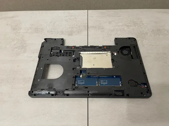 Купити Dell Latitude E5540, нижня частина корпусу + материнська плата, не робоча, динаміки, вентилятор, шлейфи та інше