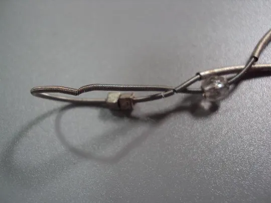 Бижутерия браслет посеребрение с подвеской голубь тянется на пружине №10841 Недорого