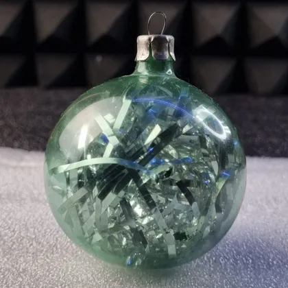 фото, Елочный шар из зелёного стекла с мишурой, ссср