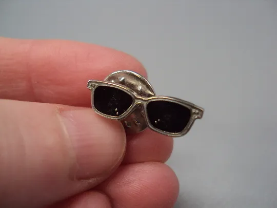 Значок пін окуляри знак солнцезащитные очки №18422 З аукціону