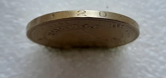 (4853) 1 гривня 2012 різновид викрошки у першій цифрі "2" слова "2012" на гурті (1 гривна 2012 брак) Продаж